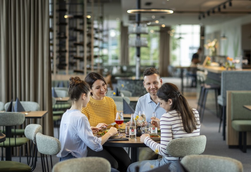 Familie beim Essen im Cafè & Restaurant Wandelhalle