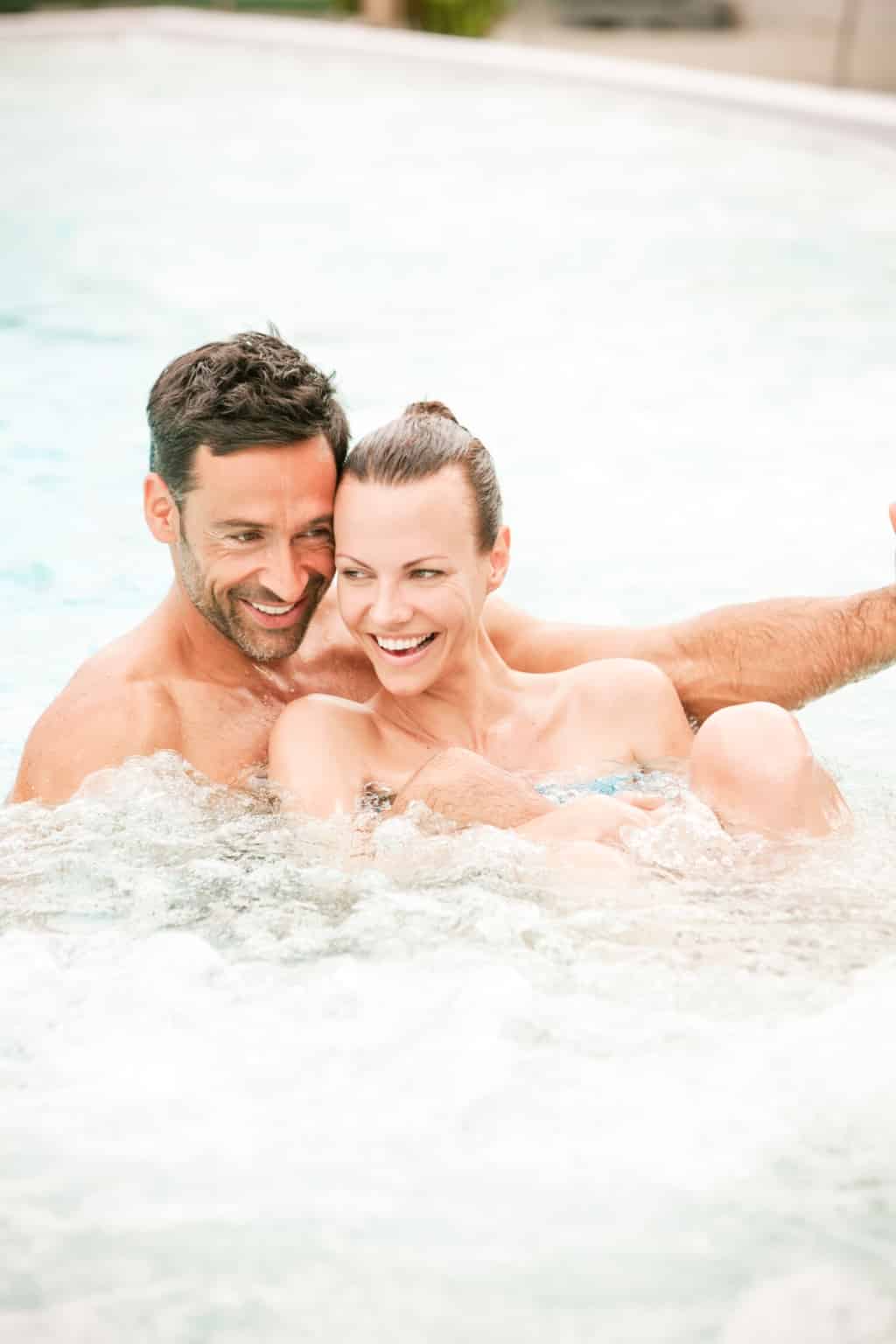 Ein Mann und eine Frau entspannen gemeinsam im Thermalwasser.