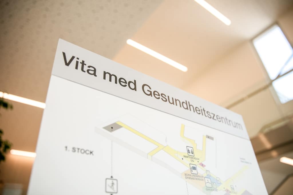 Zu sehen ist ein Übersichtsplan im Eingangsbereich des Vita med Gesundheitszentrums der Parktherme Bad Radkersburg.