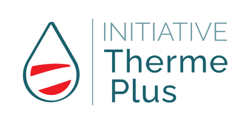 Das offizielle Logo der Initiative Therme Plus. Im linken Bereich des Bildes ist ein Tropfen-Symbol mit einer österreichischen Fahne in der unteren Hälfte des Tropfens zu sehen.