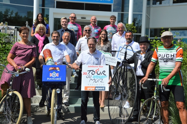 Gruppenfoto mit Teilnehmern, Organisatoren und Sponsoren der Tour de Mur 2022.