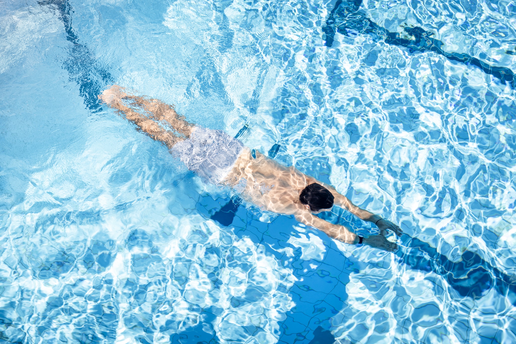 Ein Mann schwimmt im Sportbecken der Parktherme.