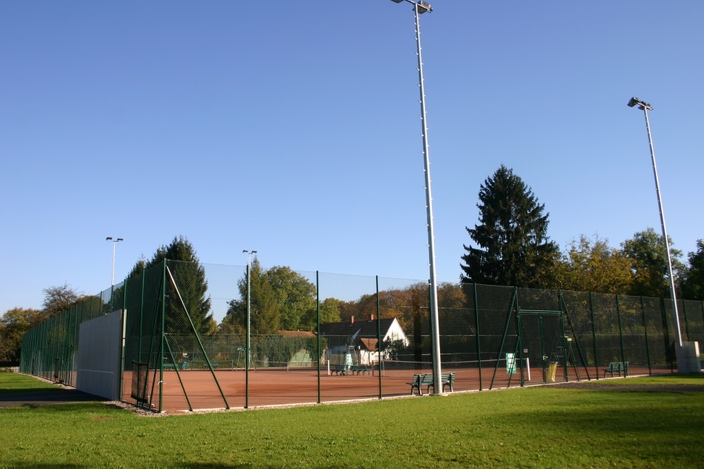 Blick auf die Außenplätze beim Tenniscenter Mitterling.